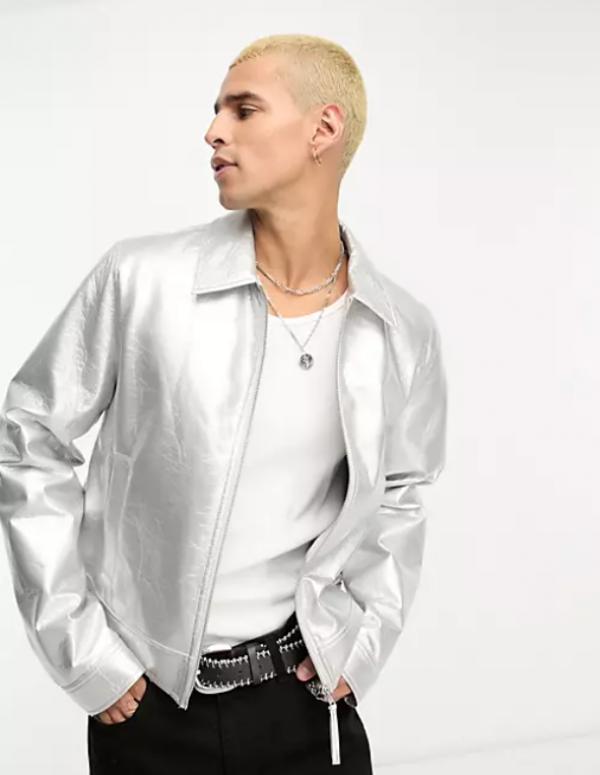 Jaket dengan tampilan metalik